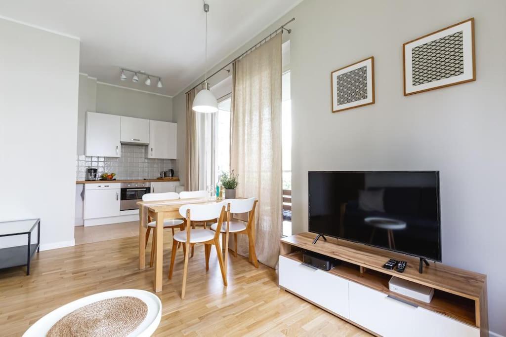 Bright And Cozy Apartment Near Park, With A Huge Terrace. وارسو المظهر الخارجي الصورة